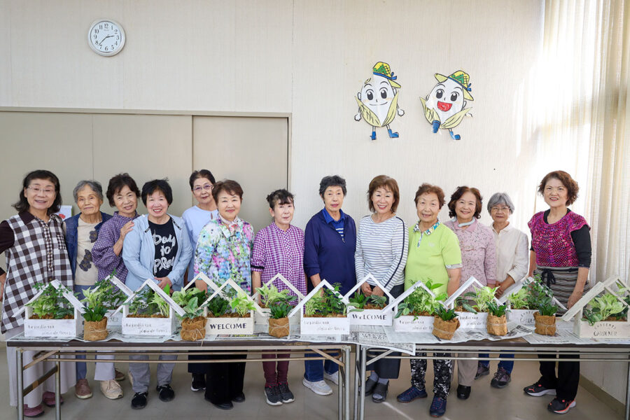 久世支部が屋根付き植木鉢の寄せ植えと苔玉作りを実施