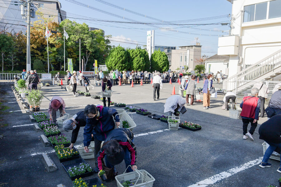 花き類の販売と防犯教室（深井支所）