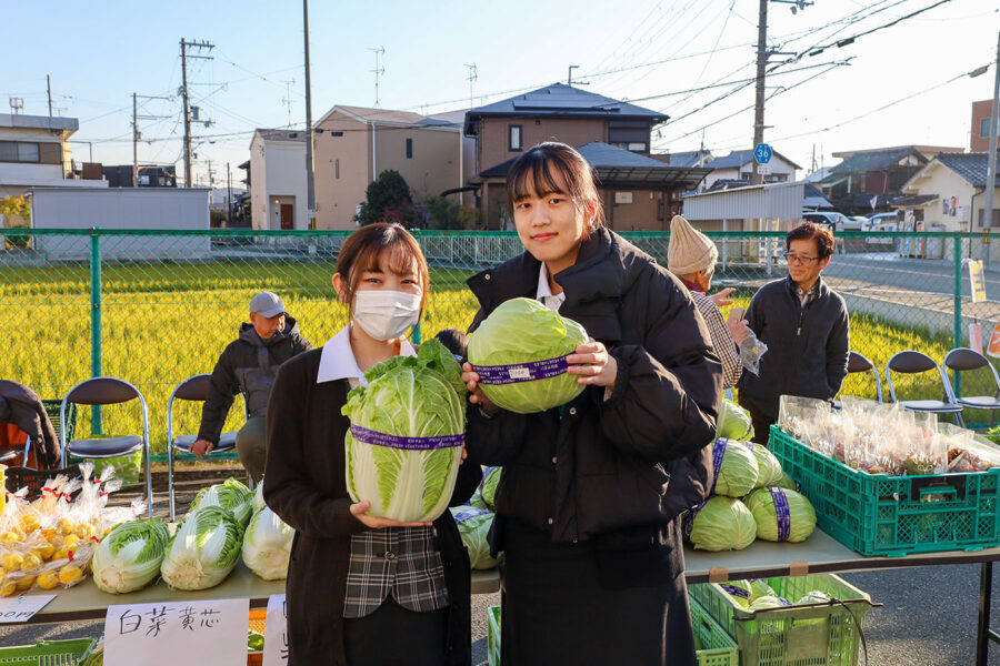 新鮮な地場産農産物を販売、朝市を開催（久世支所）